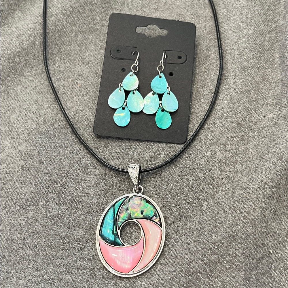 🌻3/$15 Silvertone Inlaid Shell Pendant with Shell Earring Set - Picture 1 of 7